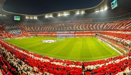 欧陆风云再聚首，阿涅利与博努奇阿贾克斯主场意外同框，往事与未来在此交汇