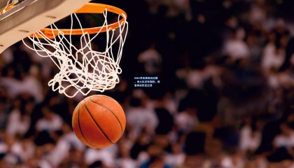 NBA季后赛激战正酣，勇士队逆转取胜，库里再创历史纪录