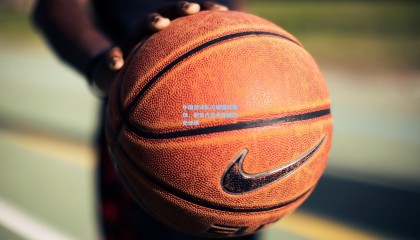 中国游泳队闪耀国际赛场，新生代选手突破历史佳绩