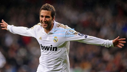 皇家马德里与巴塞罗那激战西甲巅峰，本泽马绝杀助白衣军团登顶积分榜